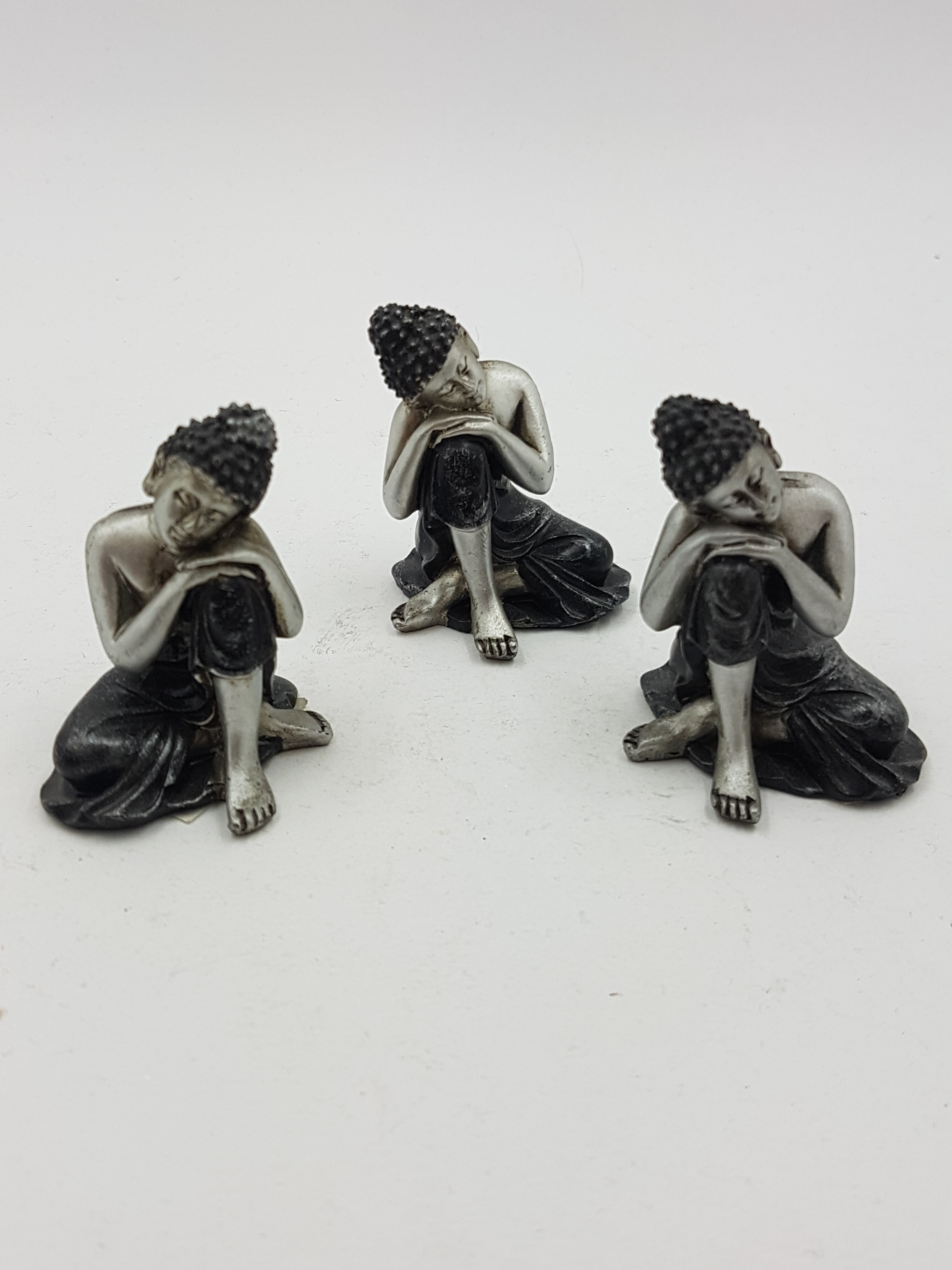 FŠ Sediaci strieborný  Budha